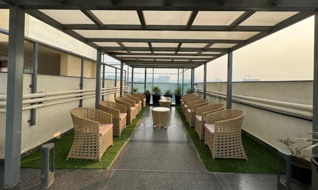 Bamboo 3bhk With Skylounge & Pool Apartment Pune